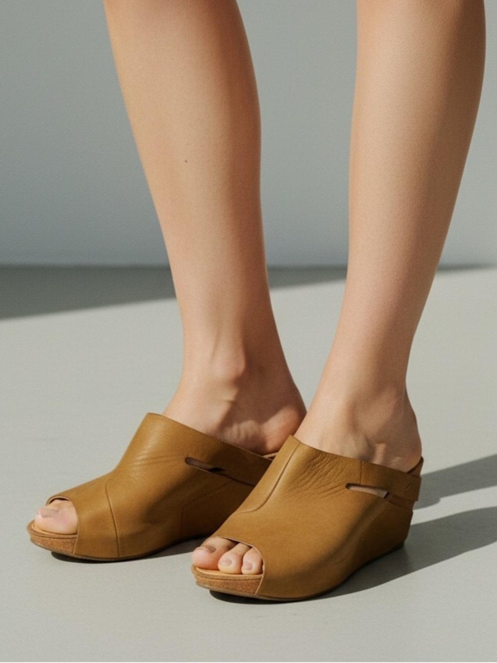 Tsubo Y2K Tan Leather Peep-Toe Wedge Mules 8